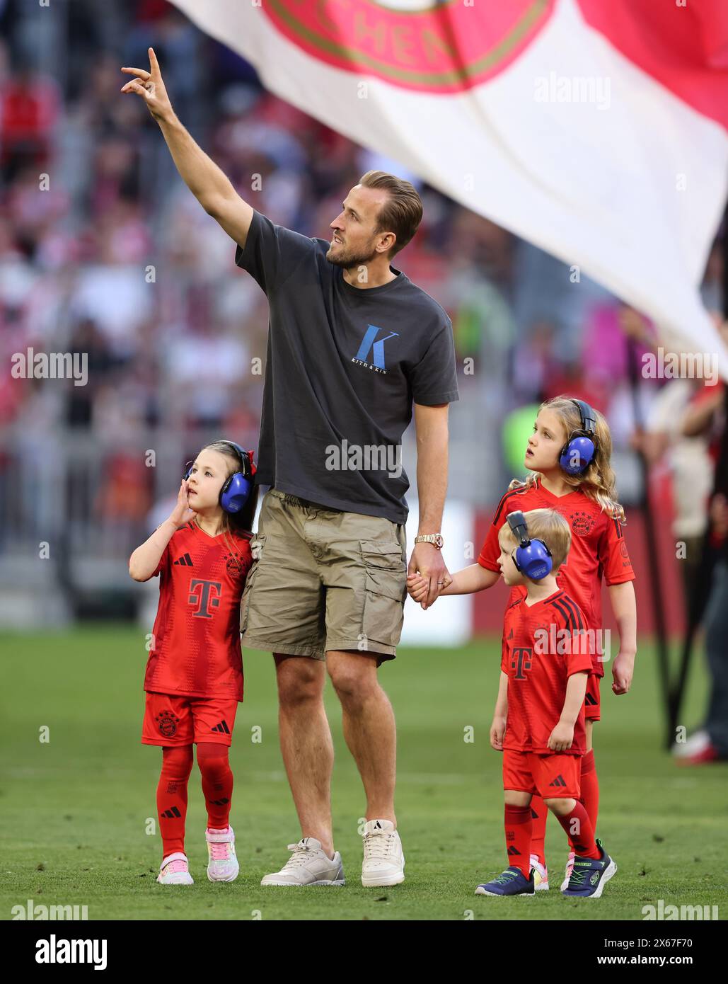 MUNICH, GERMANY MAY 12 Harry Kane of Bayern Munich with his children