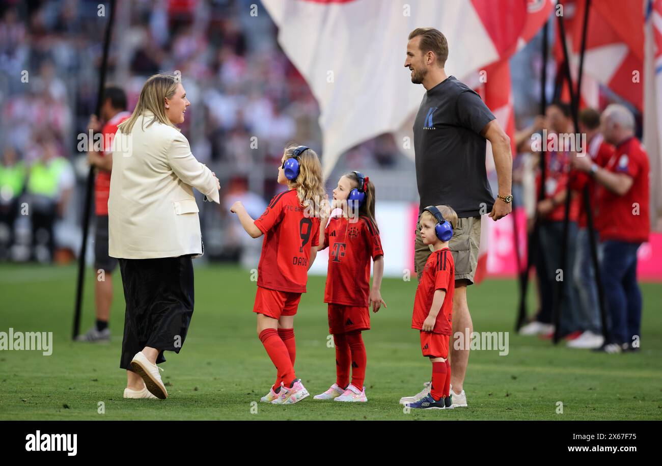 MUNICH, GERMANY MAY 12 Harry Kane of Bayern Munich with his children