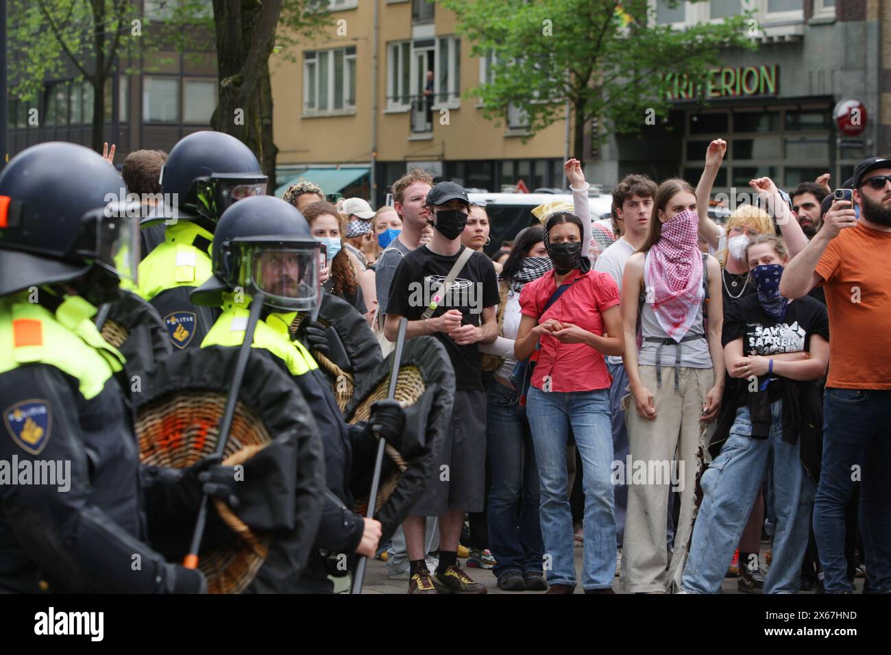 Dutch anti riot police stands near students and supporters pro ...