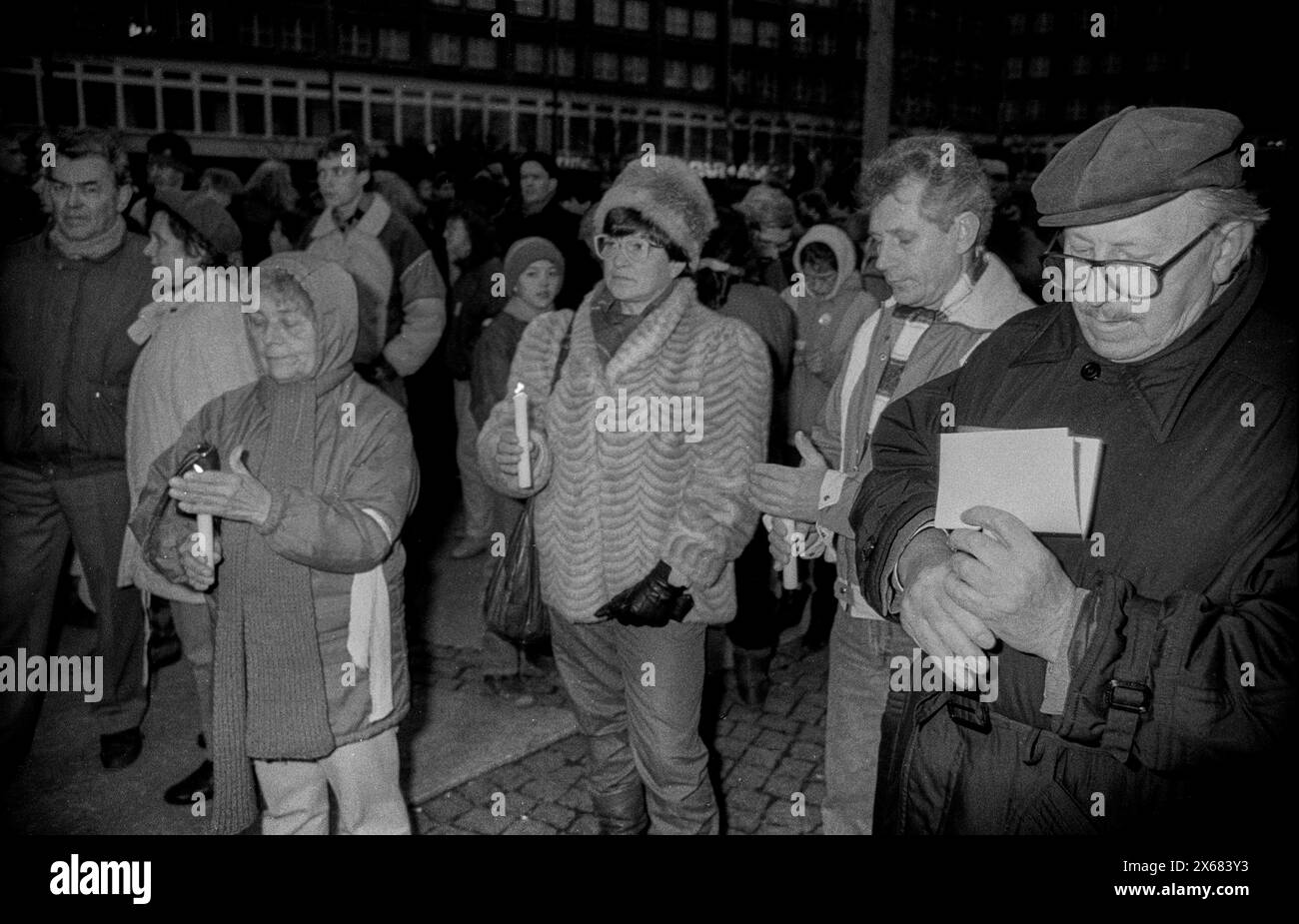 Golfkrieg Demo Deutschland, Berlin, 25.01.1991, Demo gegen Golfkrieg, am Alexanderplatz, Demonstranten mit Kerzen, Â *** Gulf War Demo Germany, Berlin, 25 01 1991, Demo against Gulf War, at Alexanderplatz, demonstrators with candles, Â Stock Photo