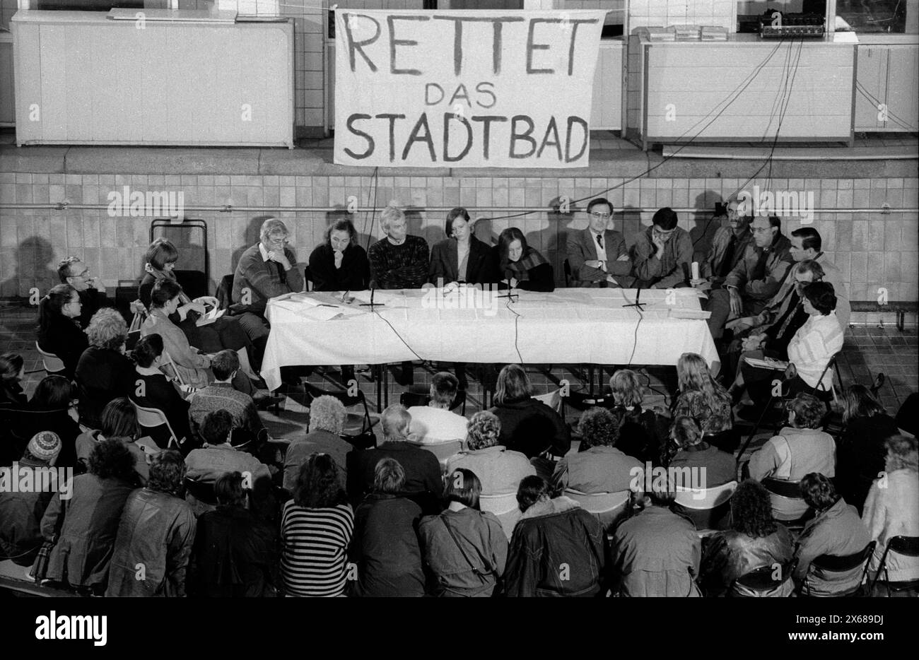 Rettet das Stadtbad Deutschland, Berlin, 24.11.1990, Feier zu 1 Jahr Basis Druck, mit einer Aktion für die Erhaltung des Stadtbad Prenzlauer Berg, Rettet das Stadtbad, Â *** Rettet das Stadtbad Deutschland, Berlin, 24 11 1990, Celebration of 1 year of Basis Druck, with an action for the preservation of the Stadtbad Prenzlauer Berg, Rettet das Stadtbad, Â Stock Photo