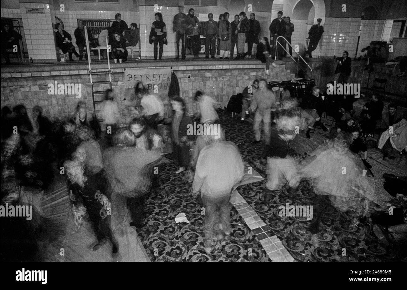 Rettet das Stadtbad Deutschland, Berlin, 24.11.1990, Feier zu 1 Jahr Basis Druck, mit einer Aktion für die Erhaltung des Stadtbad Prenzlauer Berg, Rettet das Stadtbad, Â *** Rettet das Stadtbad Deutschland, Berlin, 24 11 1990, Celebration of 1 year of Basis Druck, with an action for the preservation of the Stadtbad Prenzlauer Berg, Rettet das Stadtbad, Â Stock Photo