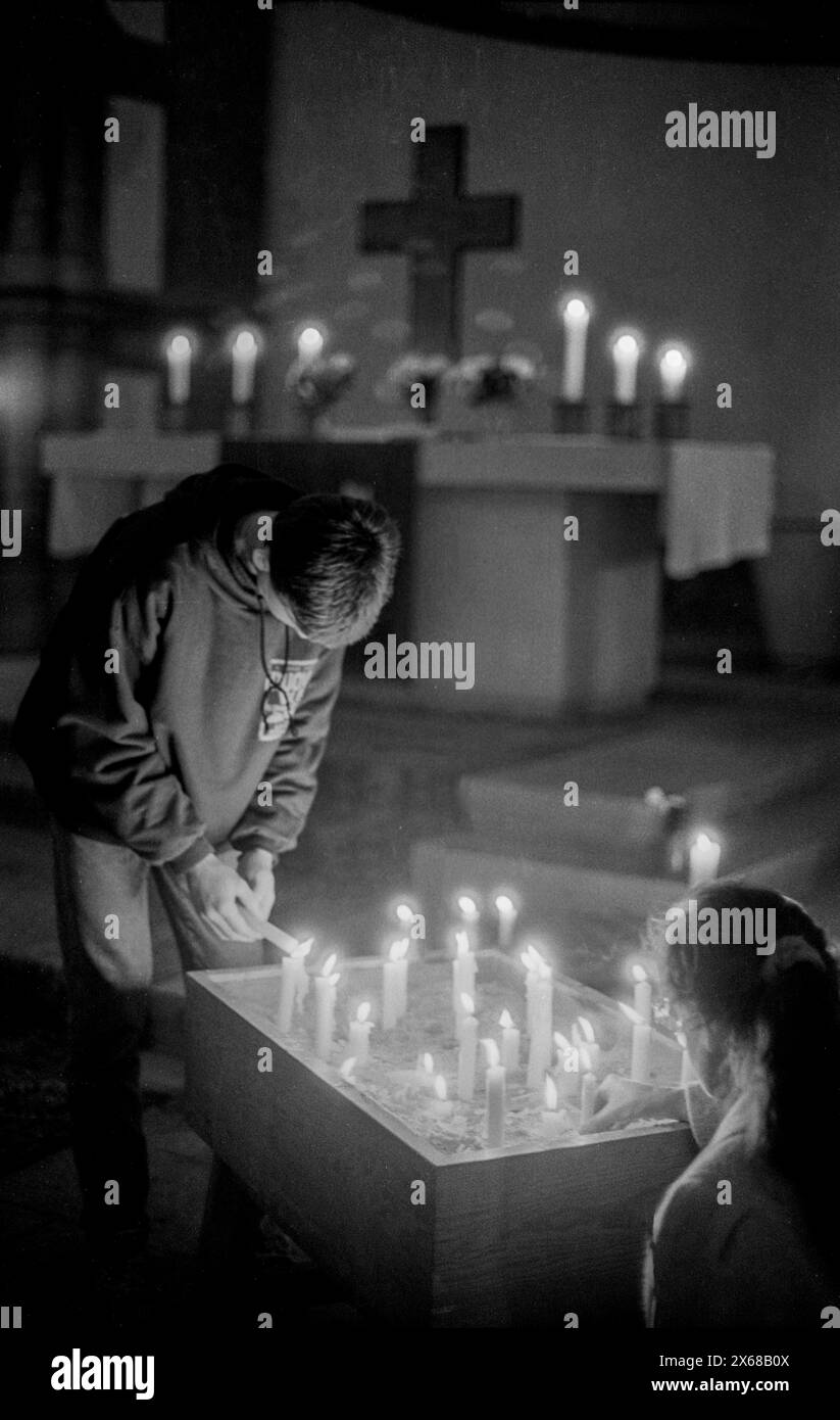 Golfkrieg Gottesdienst Deutschland, Berlin, 22.01.1991, Gottesdienst in der Gethsemanekirche, gegen Golfkrieg, Kerzen, Kreuz, Â *** Gulf War service Germany, Berlin, 22 01 1991, service in the Gethsemane Church, against Gulf War, candles, cross, Â Stock Photo