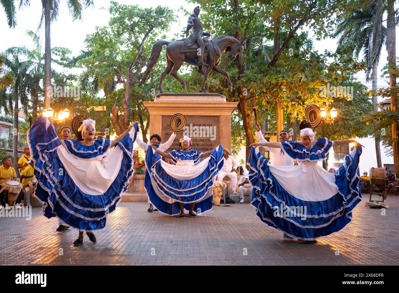 Cartagena, Colombia. 09th Feb, 2024. Dancers during a performance at the start of the carnival in front of the equestrian statue of Simon Bolivar. Credit: Sebastian Kahnert/dpa/Alamy Live News Stock Photo