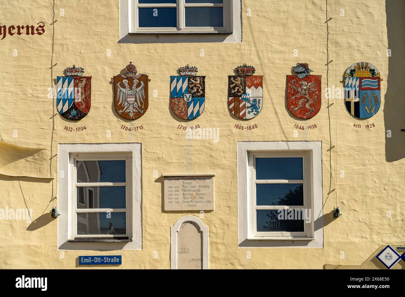 Bavarian coat of arms on the Weisses Brauhaus, Bavaria's oldest still existing wheat beer brewery, Kelheim, Lower Bavaria, Bavaria, Germany Stock Photo