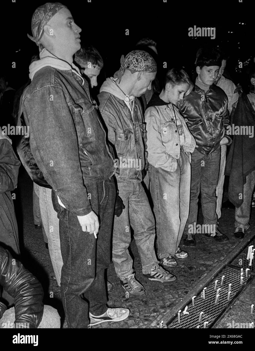 Hooligans Trauerzug Deutschland, Berlin, 9.11.1990, Hooligans veranstalten einen Trauerzug für den in Leipzig von Polizisten erschossenen Hooligan Mike, Gedenkminute mit Kerzen am Brandenburger Tor, Â *** Hooligans funeral procession Germany, Berlin, 9 11 1990, Hooligans organize a funeral procession for the hooligan Mike, who was shot dead by police officers in Leipzig, minutes silence with candles at the Brandenburg Gate, Â Stock Photo