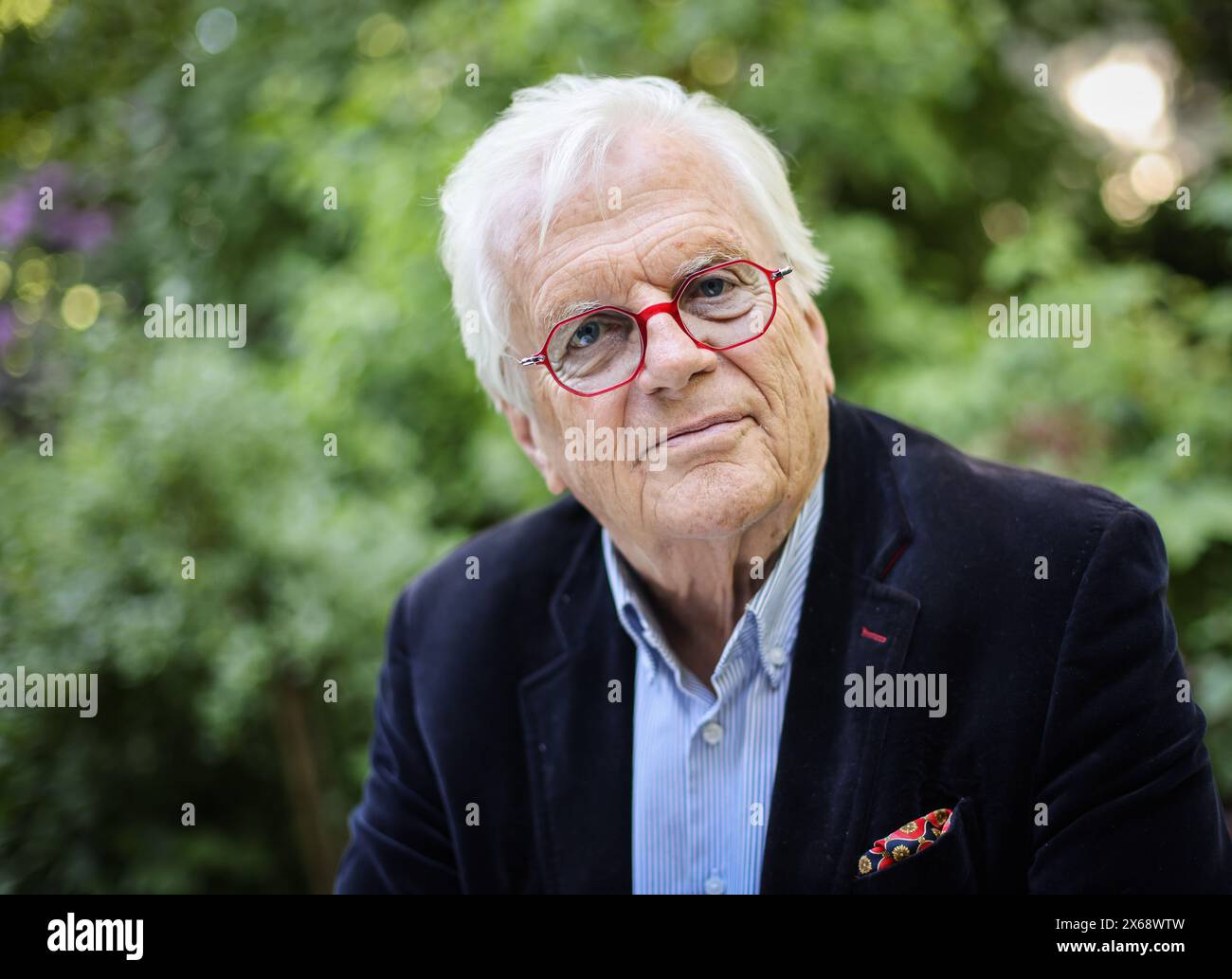 Hamburg, Germany. 13th May, 2024. Justus Frantz, conductor, photographed in his garden before the launch of his biography. The biography ''Justus Frantz - Künstler zwischen den Welten'', written by Jens Meyer-Odewald, will be published by Maximilian Verlag on May 18 to mark Frantz's 80th birthday. Credit: Christian Charisius/dpa/Alamy Live News Stock Photo