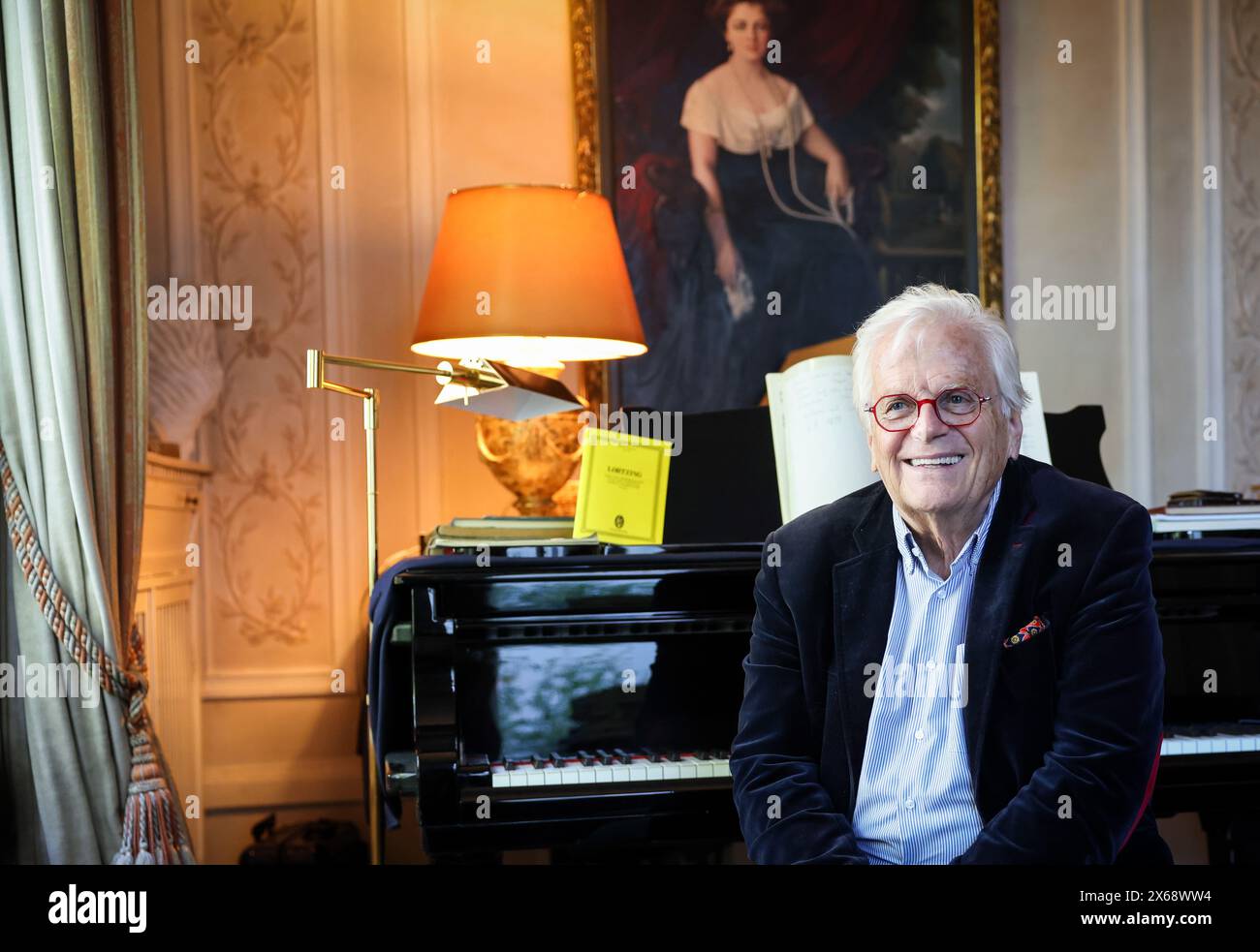 Hamburg, Germany. 13th May, 2024. Justus Frantz, conductor, sits in his music room before the book launch of his biography. The biography ''Justus Frantz - Künstler zwischen den Welten'', written by Jens Meyer-Odewald, will be published by Maximilian Verlag on May 18 to mark Frantz's 80th birthday. Credit: Christian Charisius/dpa/Alamy Live News Stock Photo