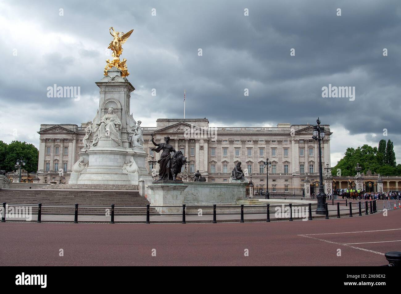 London England, United Kingdom; Victoria Memorial with Buckingham Palace in the background; Das Denkmal von Königin Victoria und der Buckingham Palace Stock Photo