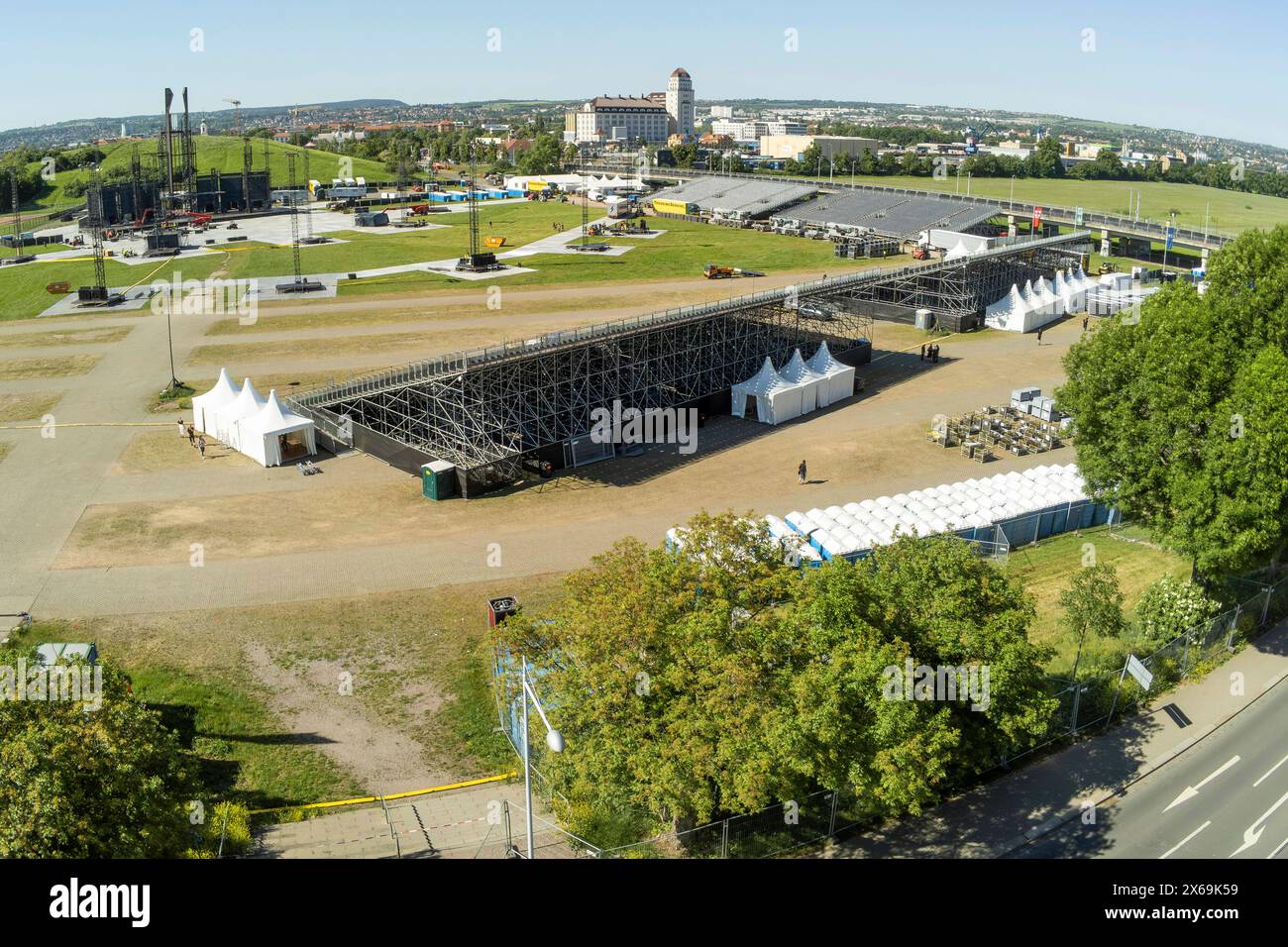 Bühnenaufbau für die vier Rammstein Konzerte in der Rinne Dresden. Zwei Tage vor der ersten Dresdner Show steht die Bühne zu großen Teilen sowie die Sitzplatz-Tribünen. *** Stage construction for the four Rammstein concerts at the Rinne Dresden Two days before the first Dresden show, the stage and the seating stands are largely in place Stock Photo