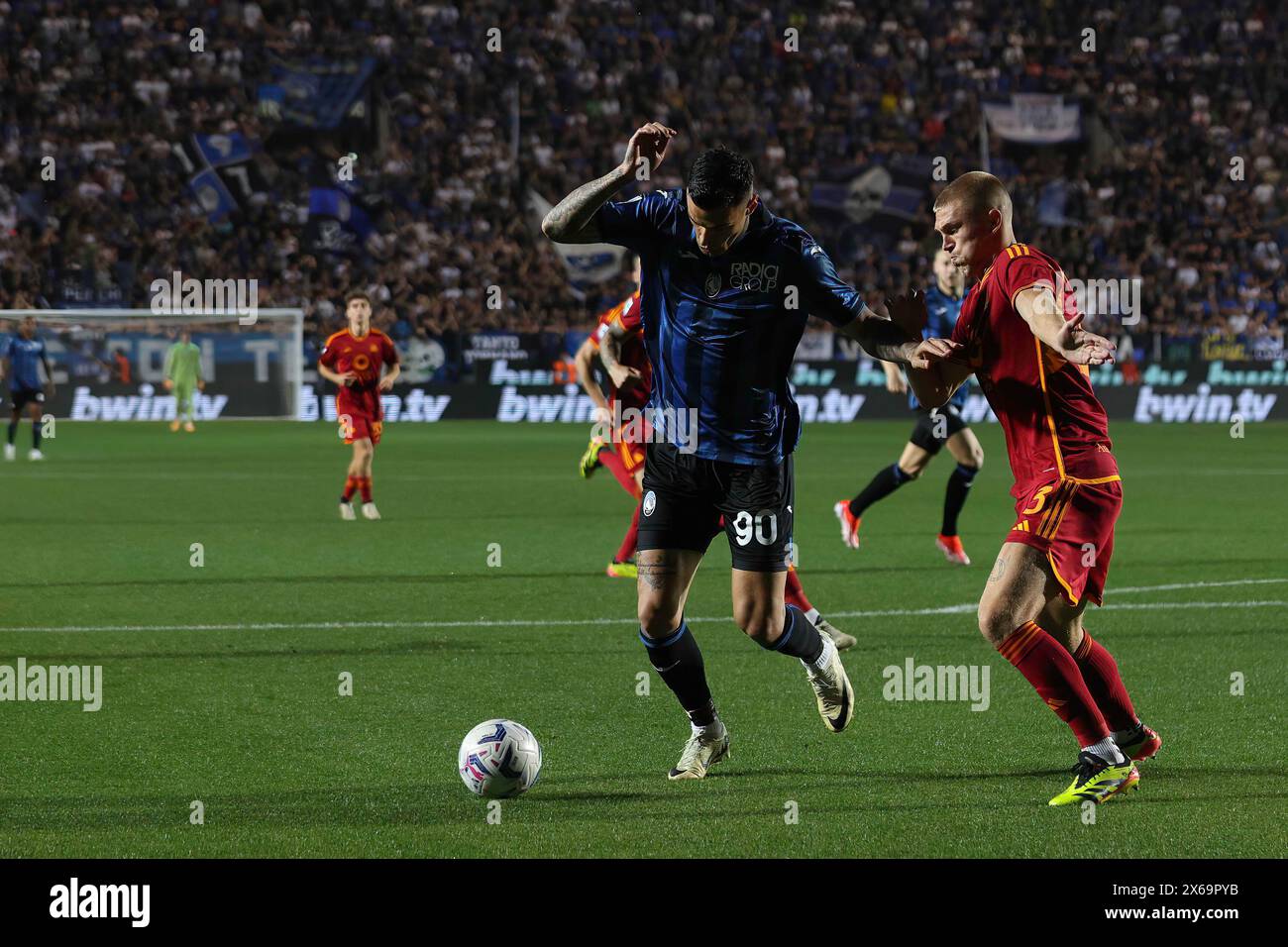 Bergamo, Italy. 12th May, 2024. Italy, Bergamo, may 12 2024: Gianluca Scamacca (Atalanta) attacks the penalty area in the first half during soccer game Atalanta BC vs AS Roma, day 36 Serie A Tim 2023-2024 Gewiss StadiumAtalanta BC vs AS Roma, Lega Calcio Serie A 2023/2024 day 36 at Gewiss Stadium (Photo by Fabrizio Andrea Bertani/Pacific Press) Credit: Pacific Press Media Production Corp./Alamy Live News Stock Photo