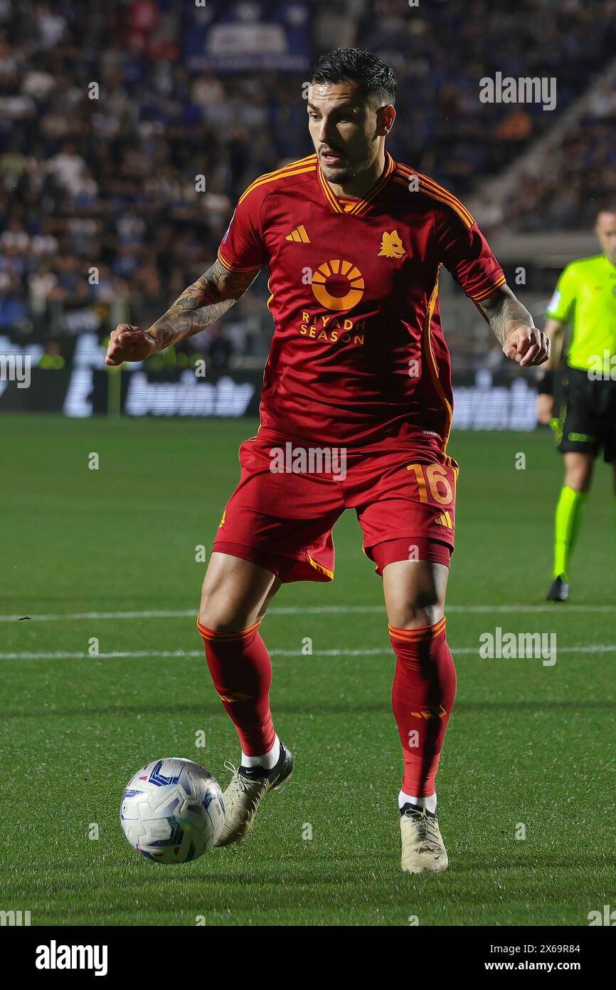 Bergamo, Italy. 12th May, 2024. Italy, Bergamo, may 12 2024: Leandro Paredes (AS Roma) dribbles in back court in the first half during soccer game Atalanta BC vs AS Roma, day 36 Serie A Tim 2023-2024 Gewiss Stadium.Atalanta BC vs AS Roma, Lega Calcio Serie A 2023/2024 day 36 at Gewiss Stadium (Credit Image: © Fabrizio Andrea Bertani/Pacific Press via ZUMA Press Wire) EDITORIAL USAGE ONLY! Not for Commercial USAGE! Stock Photo