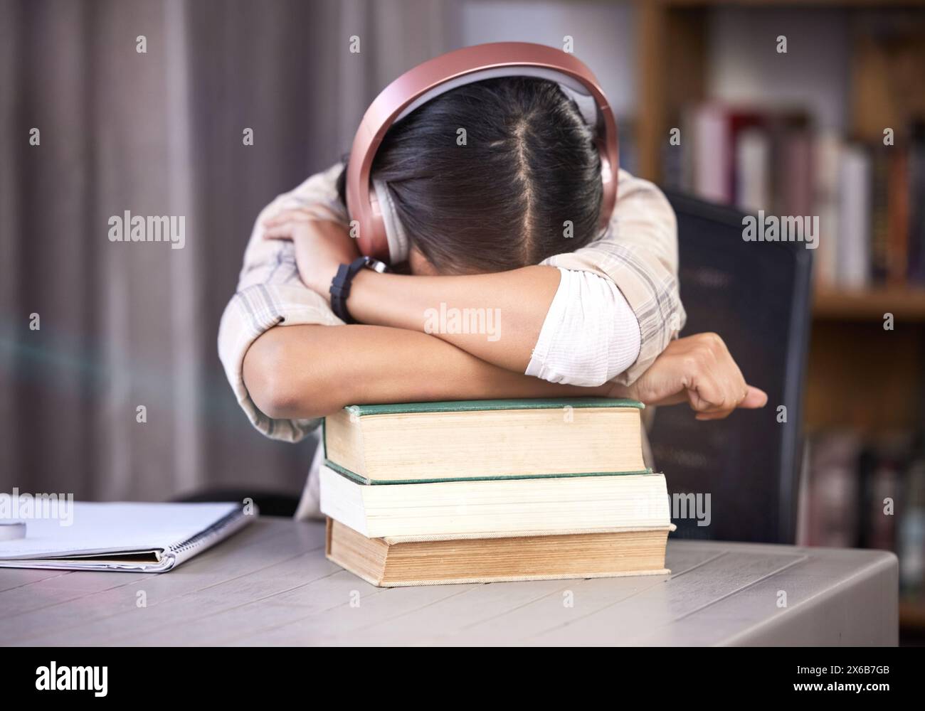 Female student sleeping in class hi-res stock photography and images ...