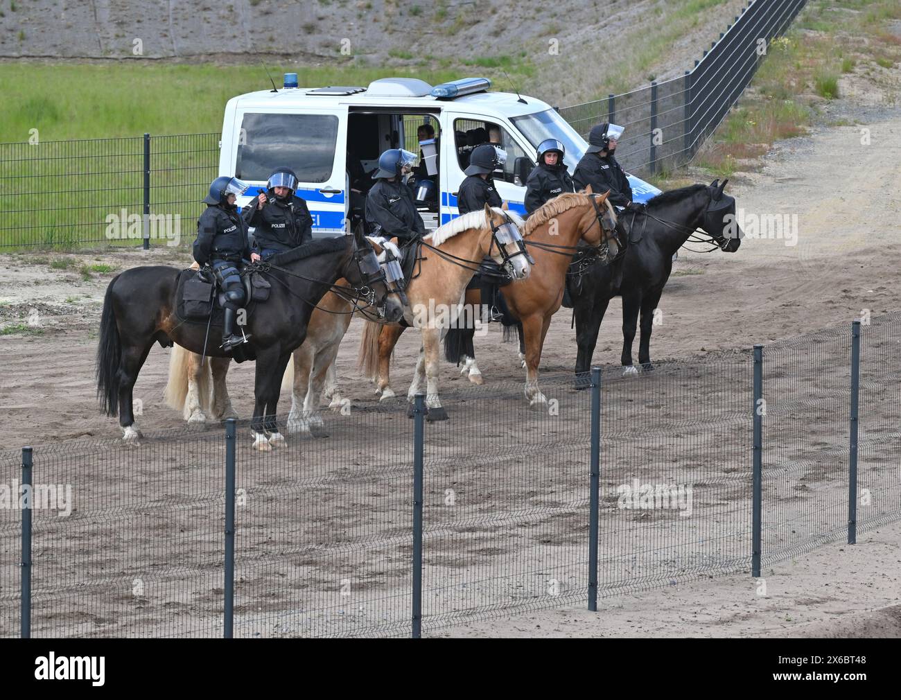 Police officers horses stand hi-res stock photography and images - Alamy