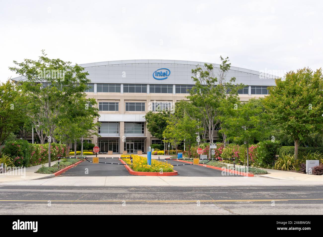 Office building in silicon valley hi-res stock photography and images ...