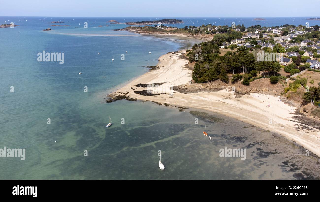 Aerial photograph of the seascape of the Saint-Jacut de la Mer peninsula with mainly second homes rented out on airbnb in the Cotes d'Armor department Stock Photo