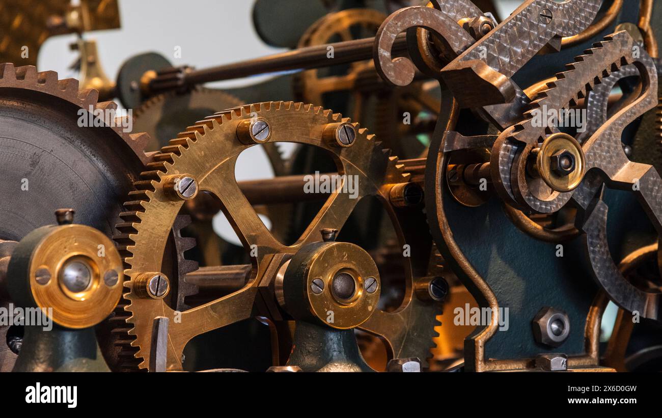 Engranajes metálicos de la maquinaria de un reloj antiguo Stock Photo
