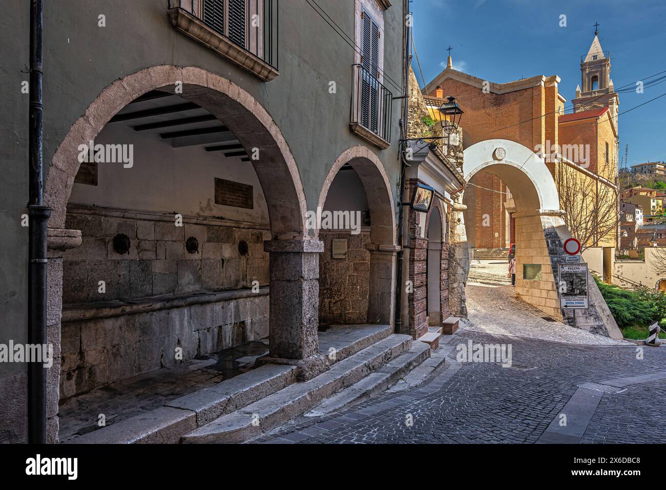 Municipal fountain, in the background the bell tower and the church dedicated to San Falco and Sant'Antonino Martire. Palena, Abruzzo Stock Photo