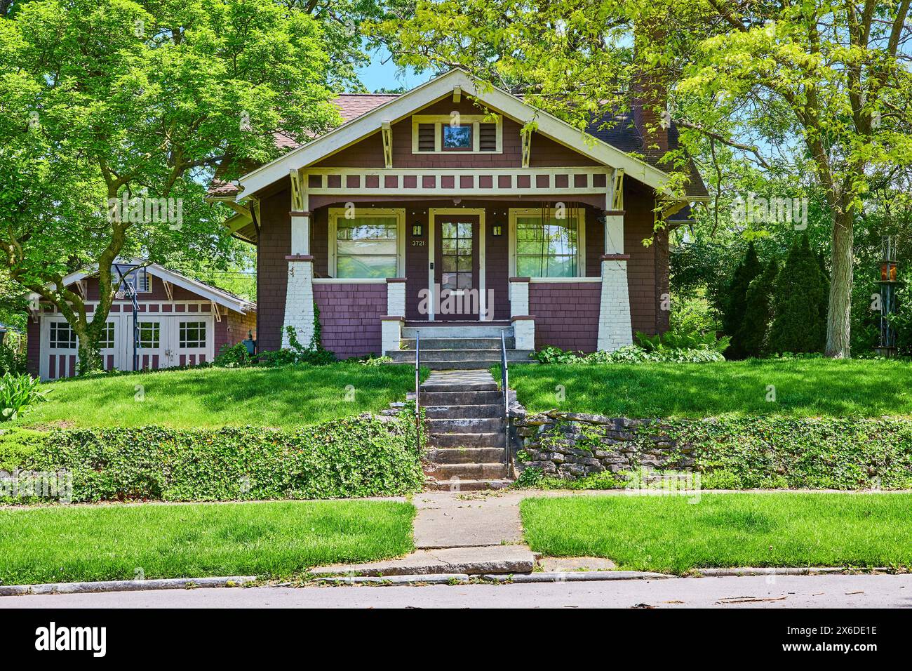 Craftsman bungalow hi-res stock photography and images - Alamy, image size:1300x956