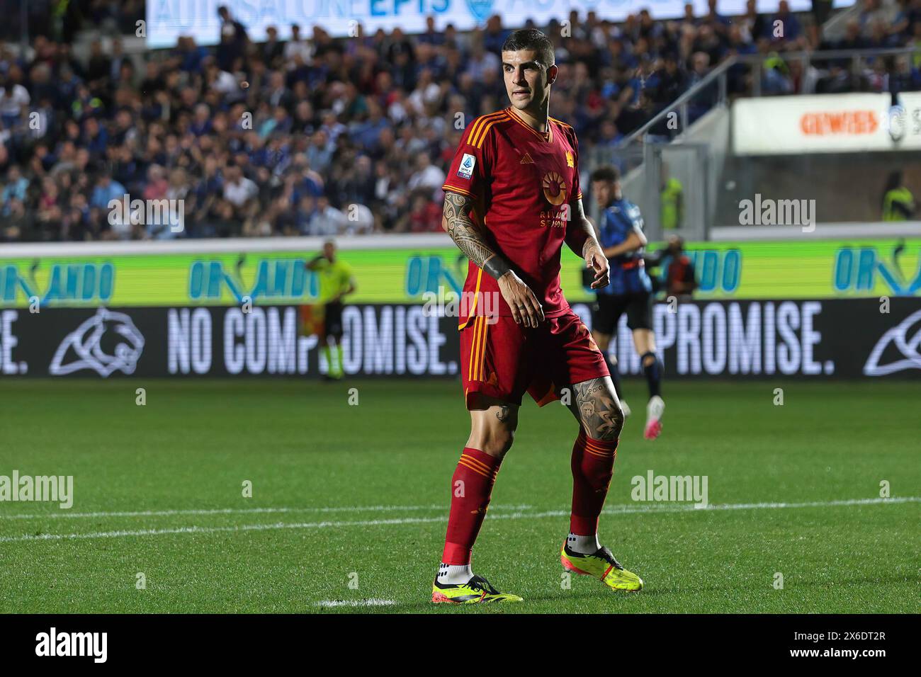 Bergamo, Italy. 12th May, 2024. Italy, Bergamo, may 12 2024: Gianluca Mancini (AS Roma) waiting for a throw-in in the first half during soccer game Atalanta BC vs AS Roma, day 36 Serie A Tim 2023-2024 Gewiss StadiumAtalanta BC vs AS Roma, Lega Calcio Serie A 2023/2024 day 36 at Gewiss Stadium (Photo by Fabrizio Andrea Bertani/Pacific Press/Sipa USA) Credit: Sipa USA/Alamy Live News Stock Photo