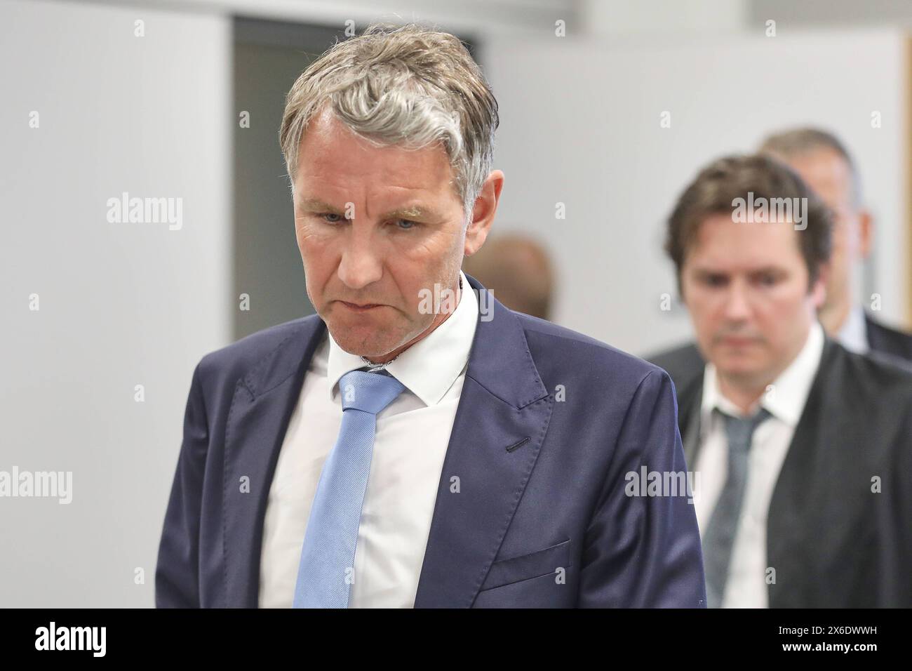 Halle Saale, Sachsen-Anhalt, Deutschland, 14.05.2024: Justizzentrum: Prozess gegen Thüringens AfD-Landeschef Björn Höcke - 4. Verhandlungstag: Höcke betritt unmittelbar vor dem Urteil den Saal nach einer Beratungspause *** Halle Saale , Saxony-Anhalt, Germany, 14 05 2024 Justice Center Trial against Thuringias AfD state leader Björn Höcke 4 trial day Höcke enters the courtroom immediately before the verdict after a break in deliberations Copyright: xdtsxNachrichtenagenturx dts 36902 Stock Photo