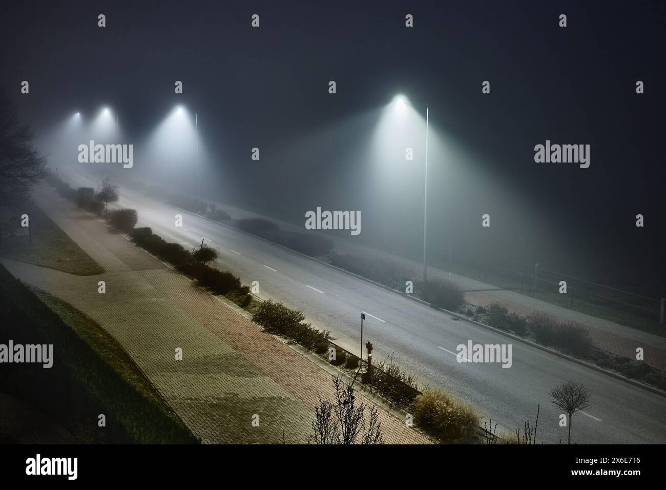 Foggy city intersection night hi-res stock photography and images - Alamy