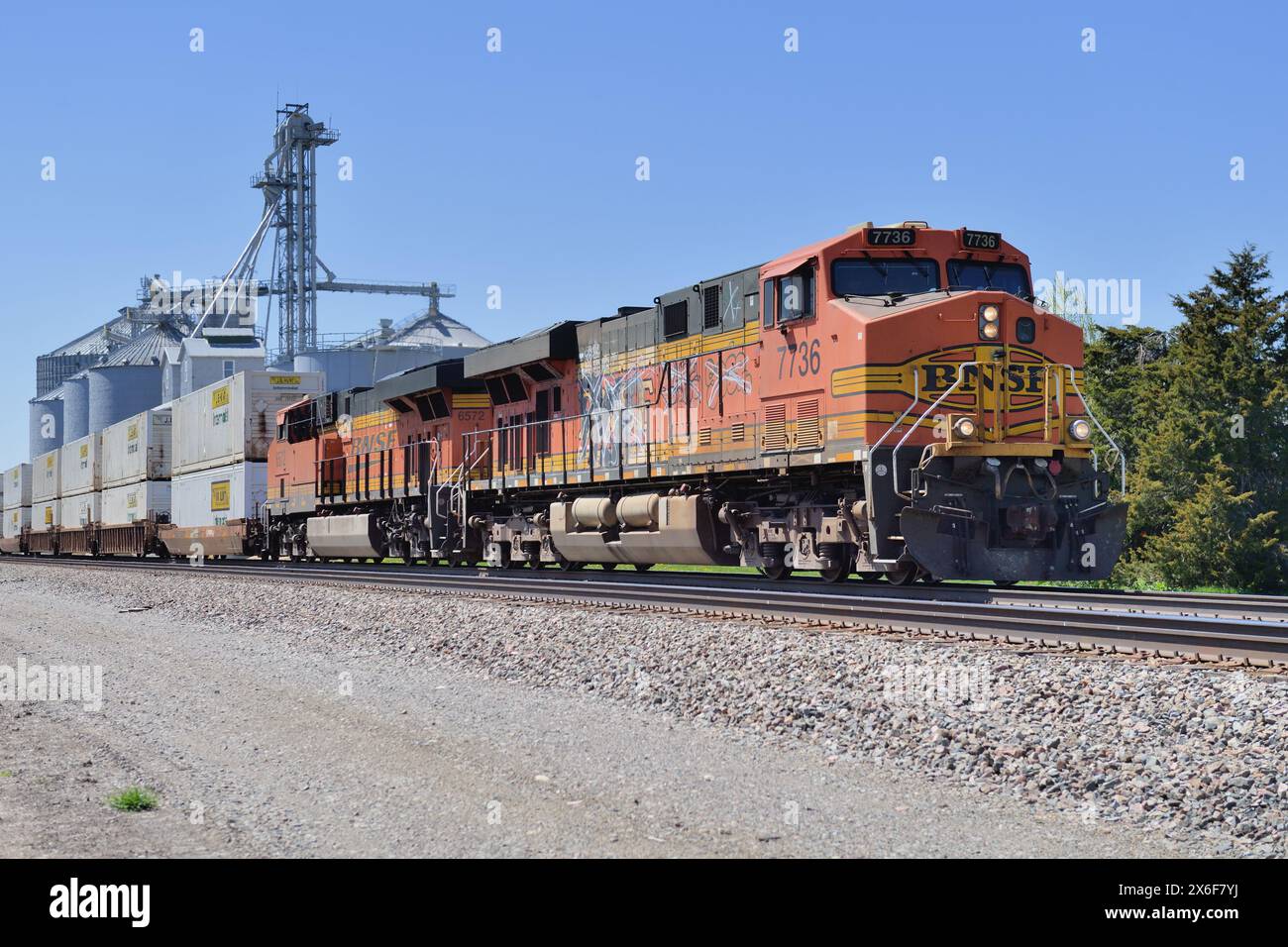 Meriden, Illinois, USA. A pair of Burlington Northern Santa Fe locomotive lead an intermodal freight train, destined for Chicago, through farm country. Stock Photo