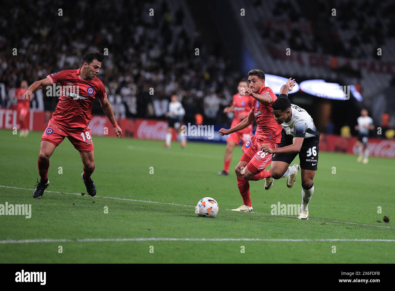 Sao Paulo, Brazil. 14th May, 2024. SP - SAO PAULO - 05/14/2024 - SOUTH AMERICAN CUP 2024, CORINTHIANS x ARGENTINOS JUNIORS - Corinthians player Wesley disputes a bid with Argentinos Juniors player Herrera during a match at the Arena Corinthians stadium for the Copa Sudamericana 2024 championship. Photo: Ettore Chiereguini/AGIF Credit: AGIF/Alamy Live News Stock Photo