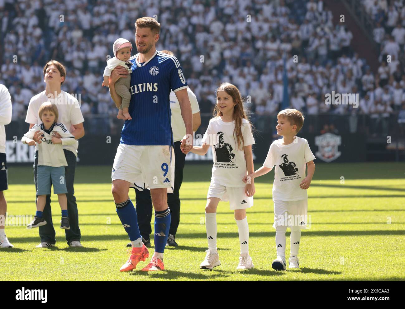 Gelsenkirchen, Deutschland. 11th May, 2024. firo : 11.05.2024 Football, Football, Men 2.Bundesliga second Bundesliga, 33. matchday FC Schalke 04 - Hansa Rostock 2:1 Simon Terodde of Schalke with his childs jubilation Farewell with his children Credit: dpa/Alamy Live News Stock Photo