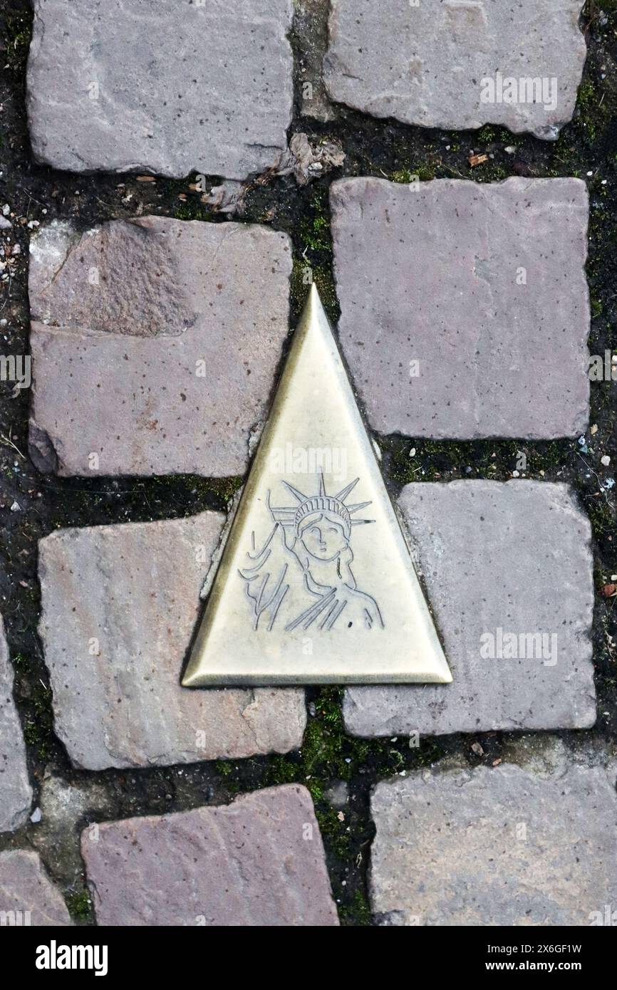 Statue sign direction road hi-res stock photography and images - Alamy