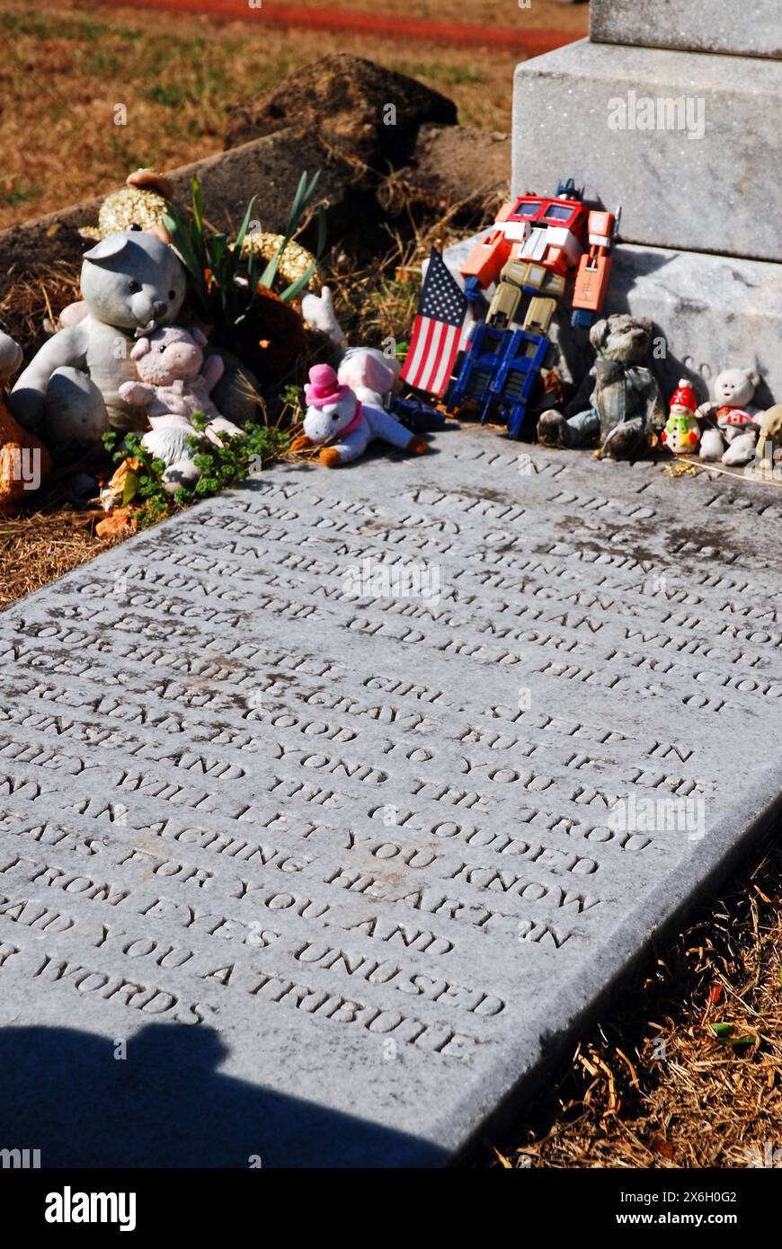 Well wishers and visitors leave gifts, toys and stuffed animals at the grave of Mary Phagan, a young girl murdered under mysterious circumstances Stock Photo