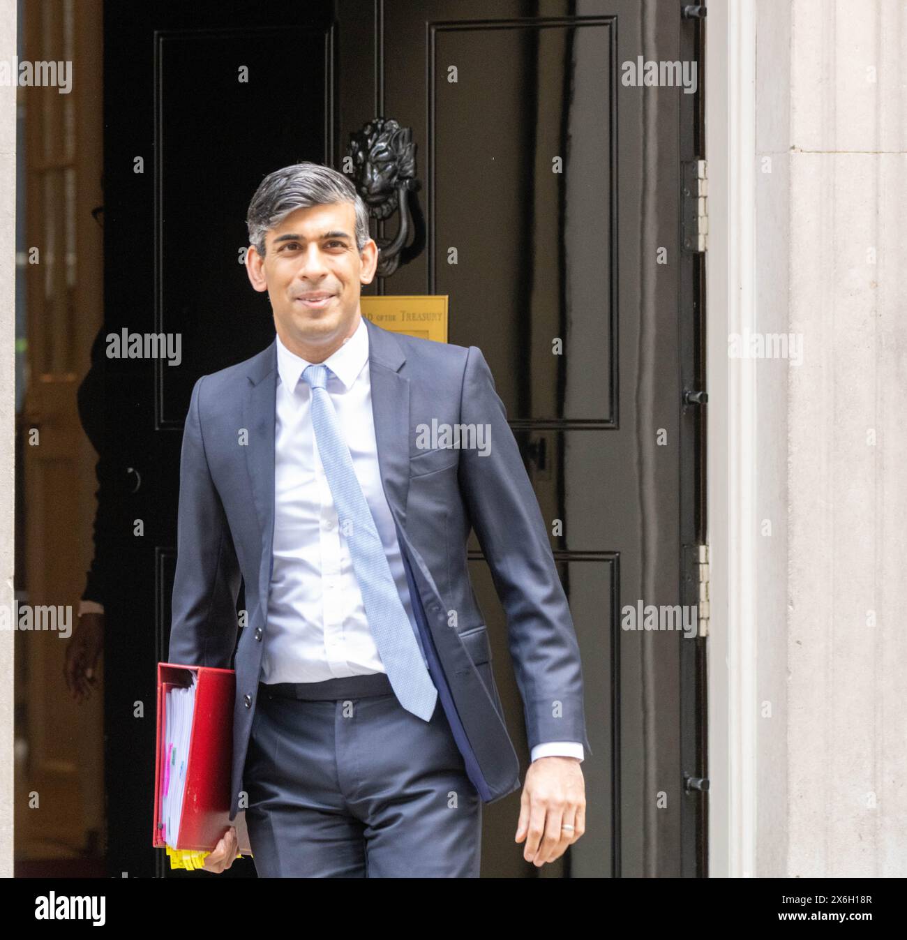 London, UK. 15th May, 2024. Rishi Sunak, Prime Minister, leaves 10 Downing Steet for Prime Ministers Questions Credit: Ian Davidson/Alamy Live News Stock Photo