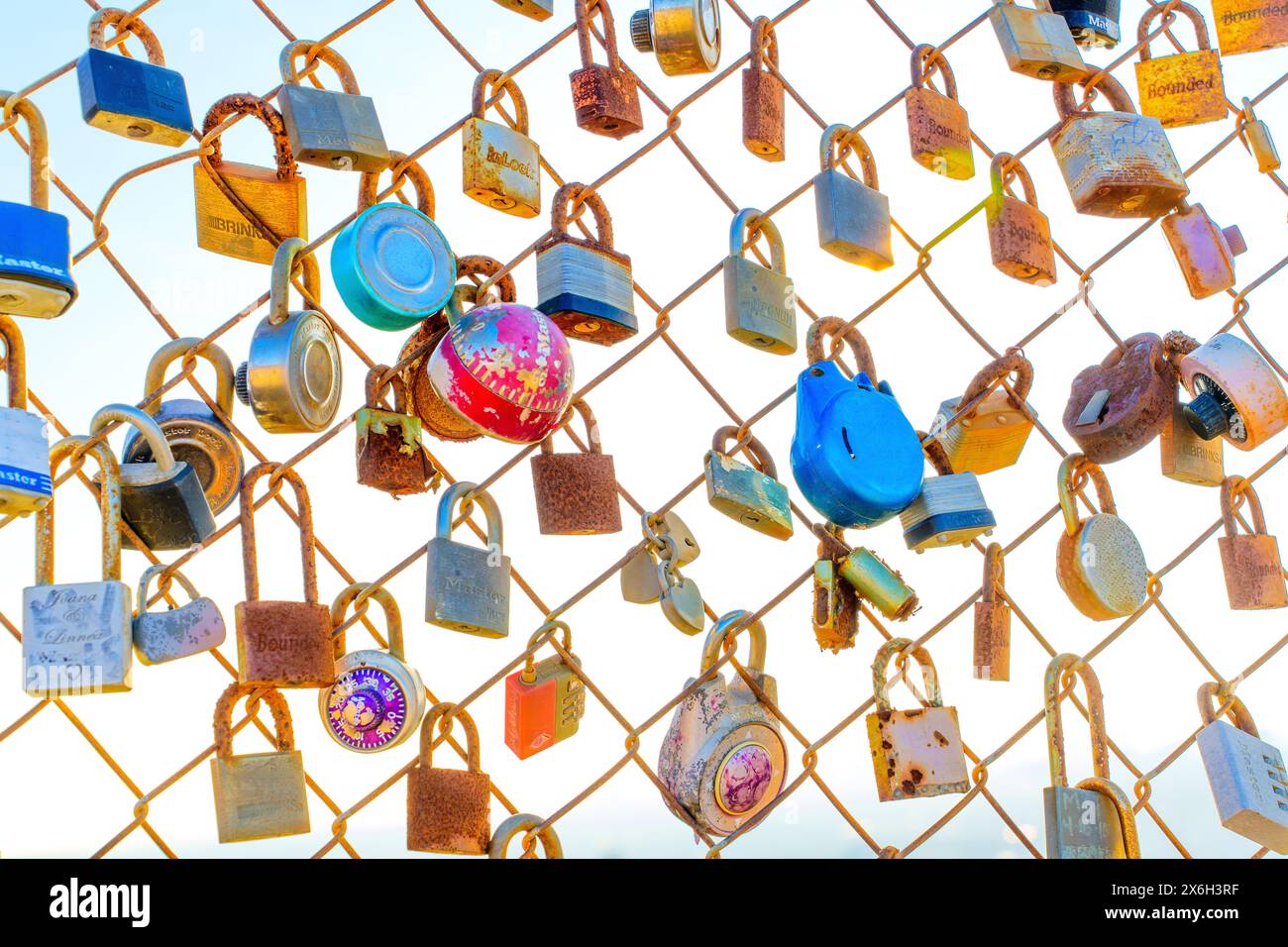 Locks on chain link hi-res stock photography and images - Alamy