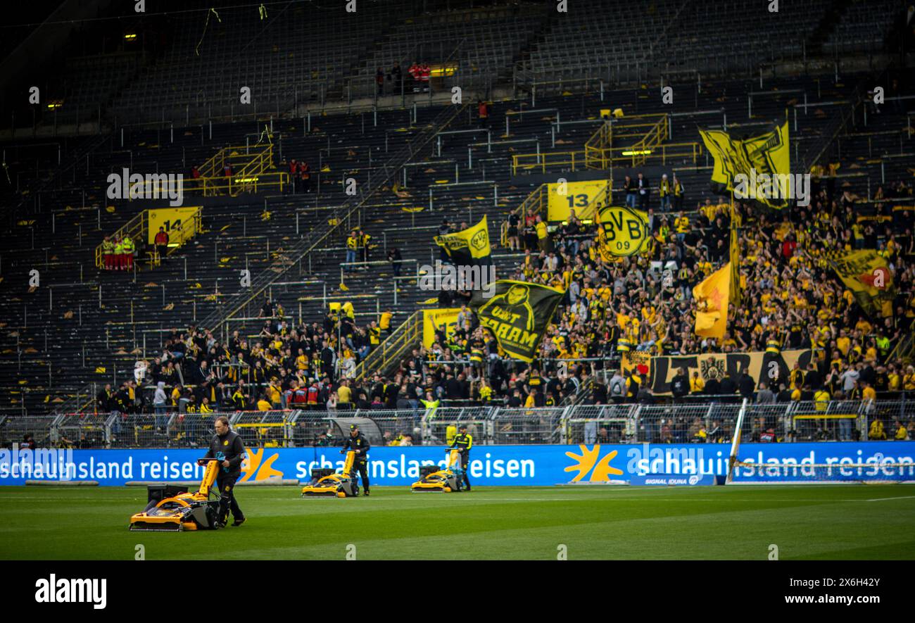 Dortmund, Germany. 4th Mai 2024.  Rasenmäher im Einsatz und BVB Fans feiern noch  Borussia Dortmund - FC Augsburg 04.05.2024    Copyright (nur für jou Stock Photo