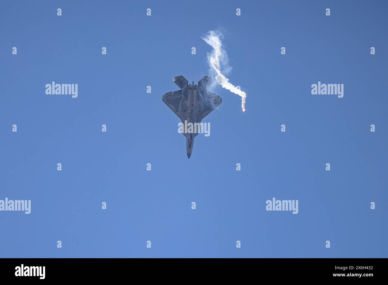 U.S. Air Force F-22 Raptor demonstration team conducts flight ...