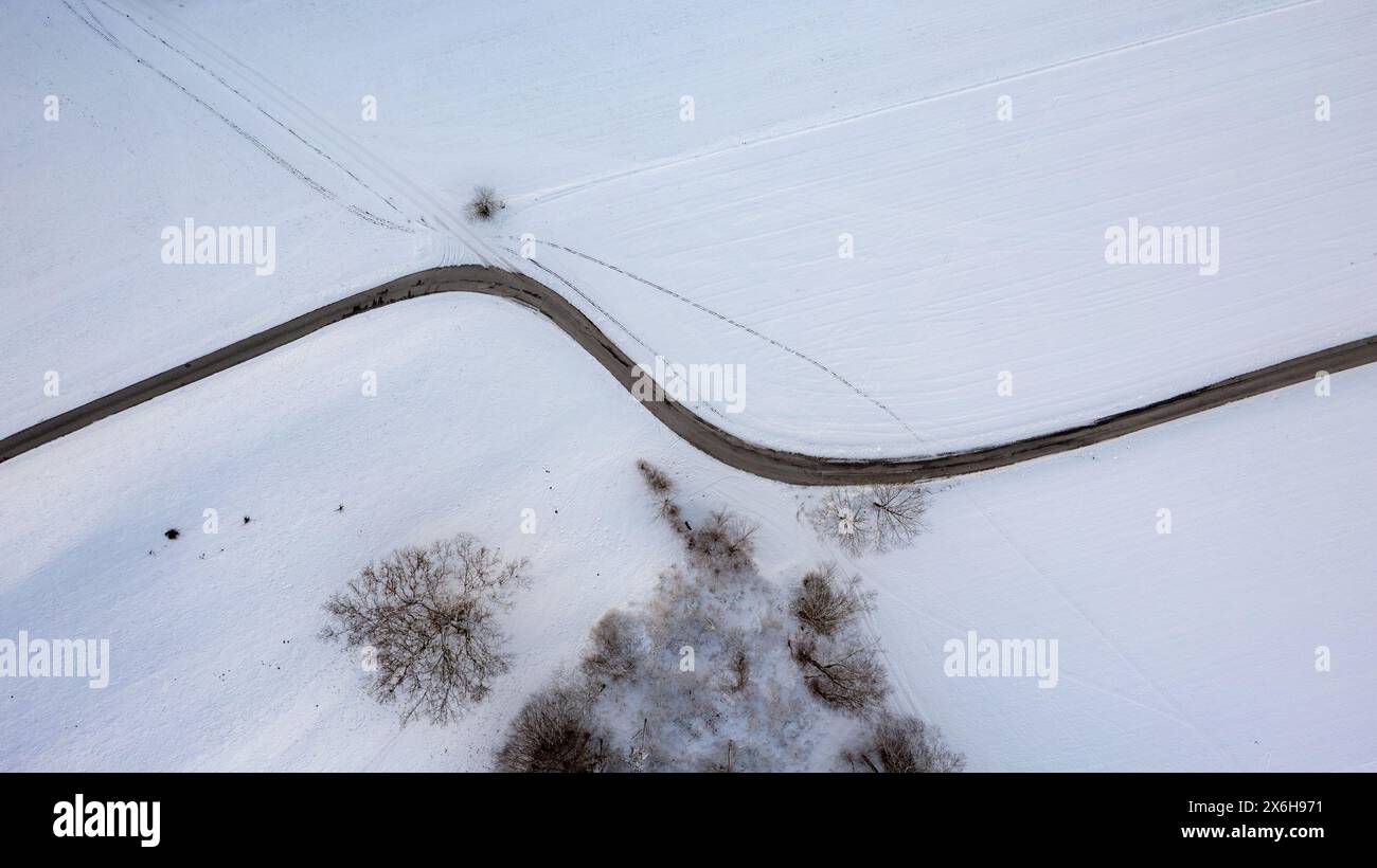 Winterlandschaft Strasse von oben, Drohnenaufnahme, Draufsicht Stock ...