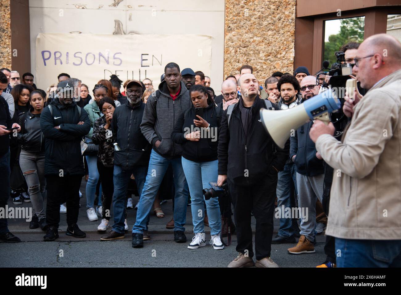 Paris, France. 15th May, 2024. Prison guards blockade the Santé prison in Paris, France on May 15, 2024, for a 'prisons dead' day, to warn of the dangers of the job following the fatal attack on a van carrying a prisoner who escaped on Tuesday in Normandy. Photo by Florian Poitout/ABACAPRESS.COM Credit: Abaca Press/Alamy Live News Stock Photo