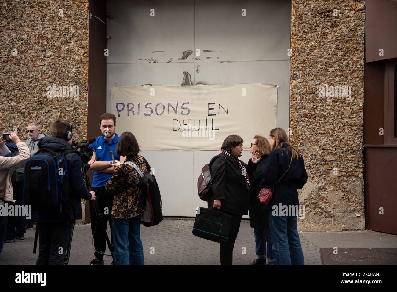 Paris, France. 15th May, 2024. Prison guards blockade the Santé prison in Paris, France on May 15, 2024, for a 'prisons dead' day, to warn of the dangers of the job following the fatal attack on a van carrying a prisoner who escaped on Tuesday in Normandy. Photo by Florian Poitout/ABACAPRESS.COM Credit: Abaca Press/Alamy Live News Stock Photo