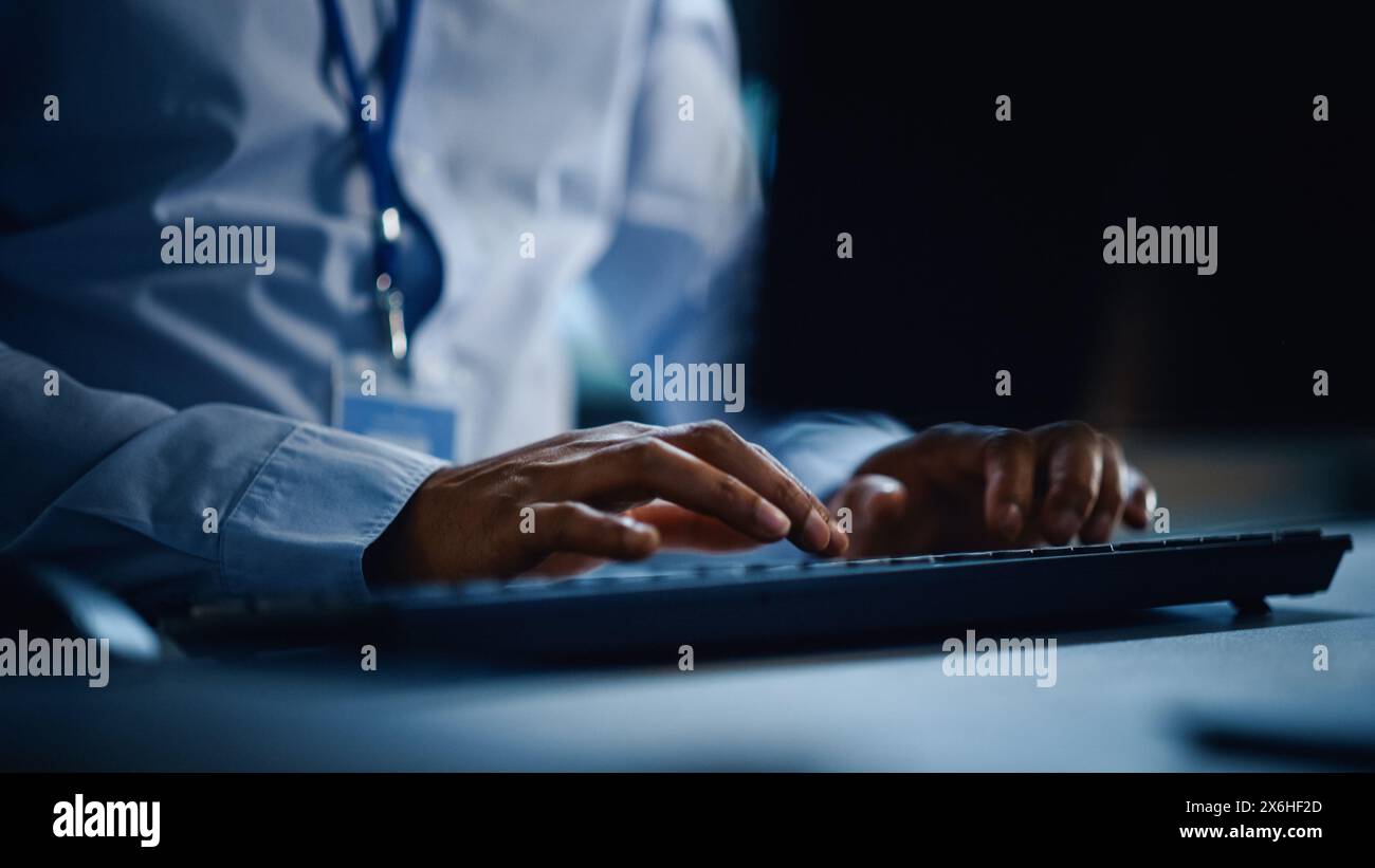 Data center worker typing hi-res stock photography and images - Alamy