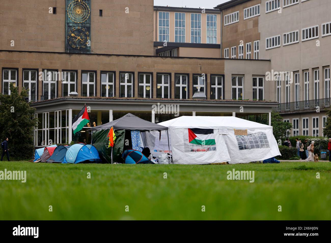 Auf den Wiesen vor der Uni Köln hat sich ein Pro-Palästina-Protestcamp gebildet. Die Demonstranten kritisieren den Krieg in Gaza und empfinden das vorgehen der israelischen Armee gegen Zivilisten als Genozid. Auf einer palästinensischen Flagge ist zu lesen Stop the Genocide . Der Asta der Uni distanzierte sich vom Pro-Palästina-Protestcamp, weil es zu antisemitischen Vorfällen gekommen sei. Köln, 08.05.2024 NRW Deutschland *** A Pro Palestine protest camp has formed on the meadows in front of the University of Cologne The demonstrators criticize the war in Gaza and consider the Israeli armys a Stock Photo
