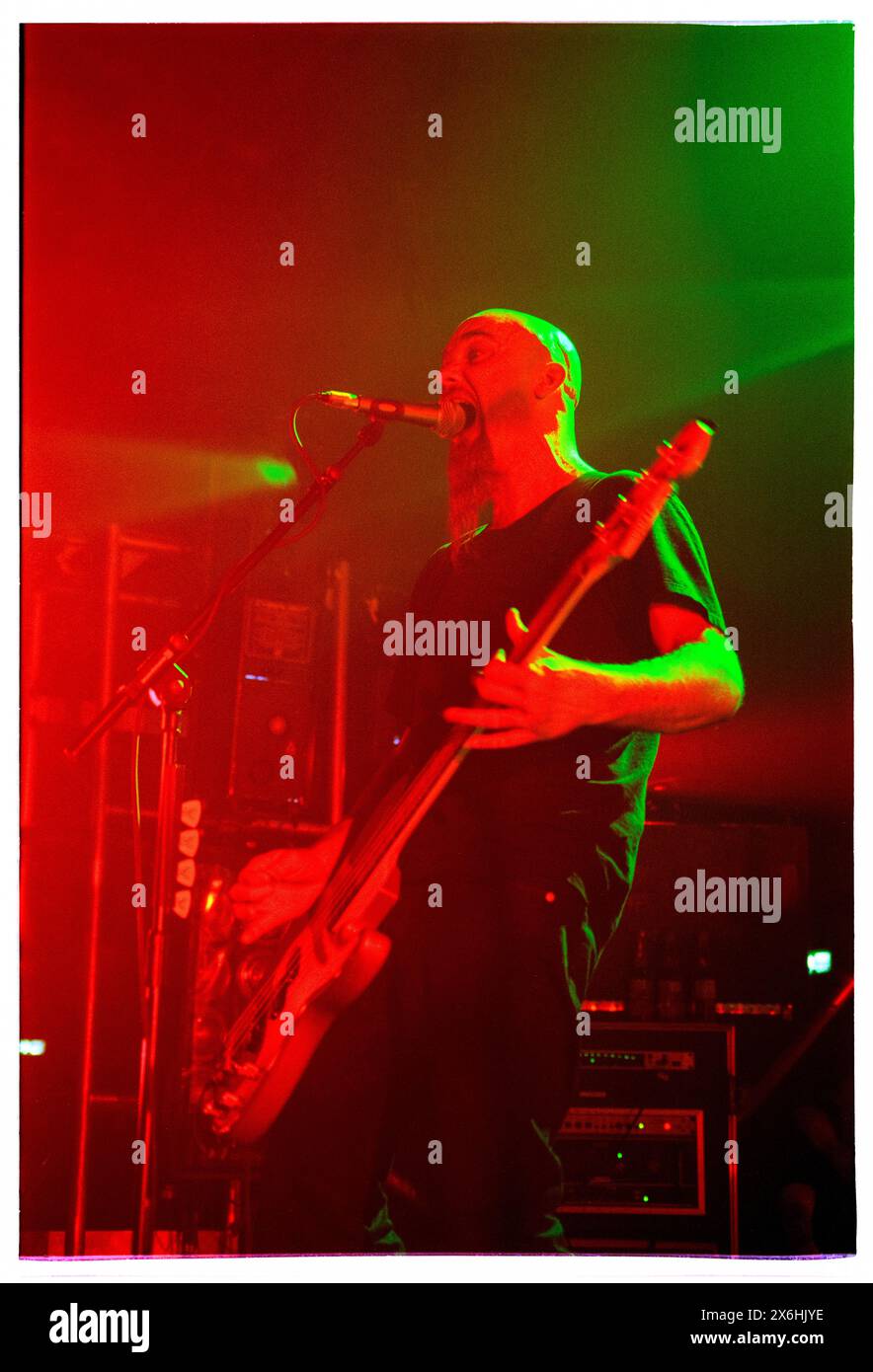 Nick oliveri playing bass Nick oliveri playing bass