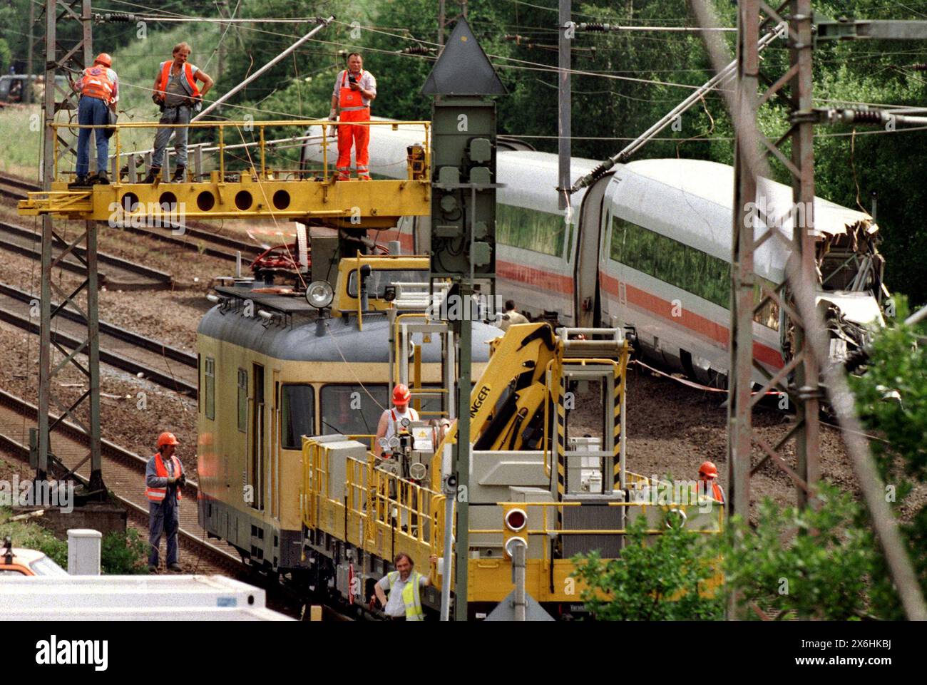 Mit Hilfe eines Reparaturzuges reparieren Arbeiter der Deutschen Bahn AG am 7.6.1998 die Oberleitung an der Bahnstrecke Hamburg - Hannover bei Eschede Stock Photo