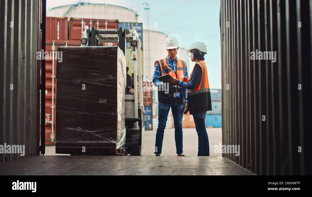 Managing cargo hi-res stock photography and images - Alamy