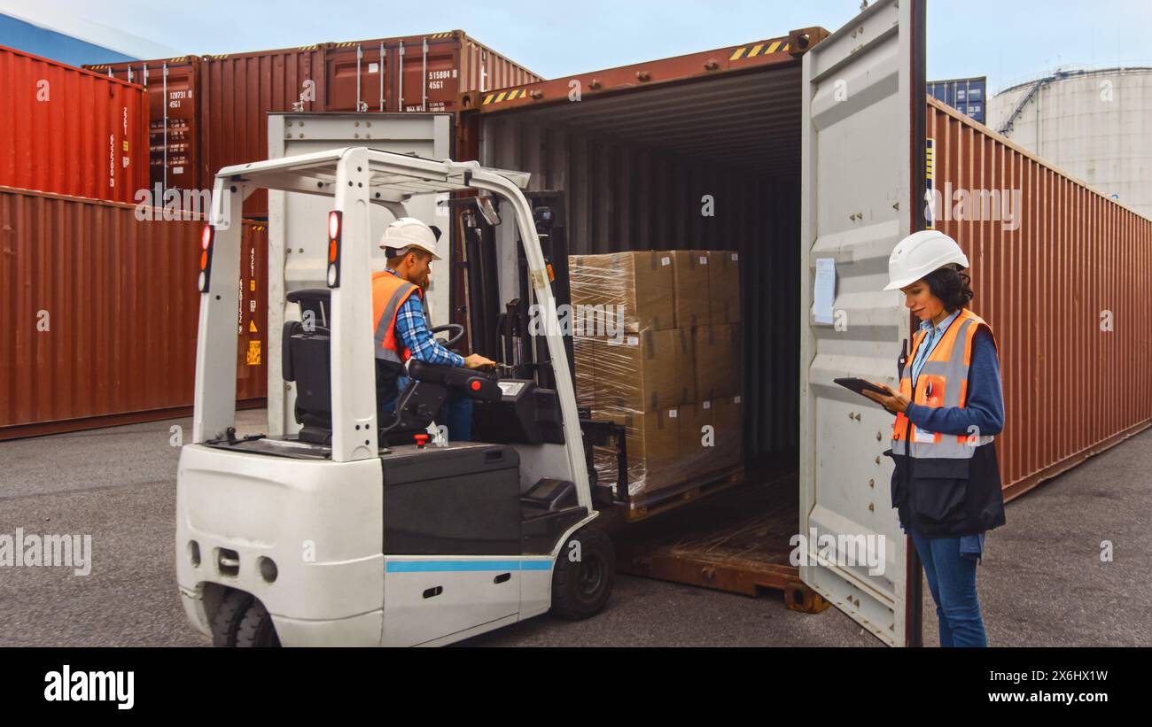 Managing cargo hi-res stock photography and images - Alamy