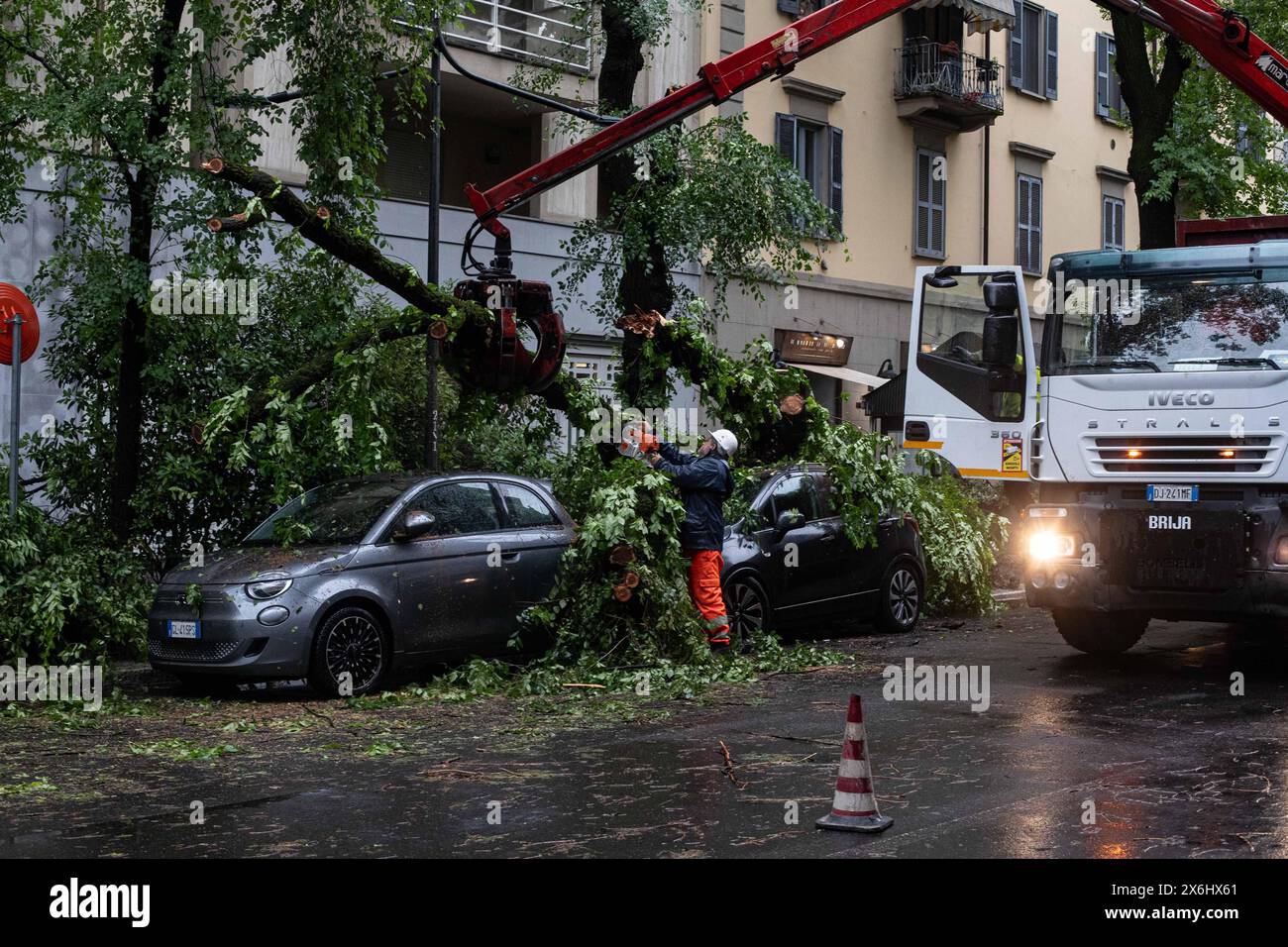 milano-italia-15th-may-2024-in-via-sanzio-caduto-un-albero-su-un
