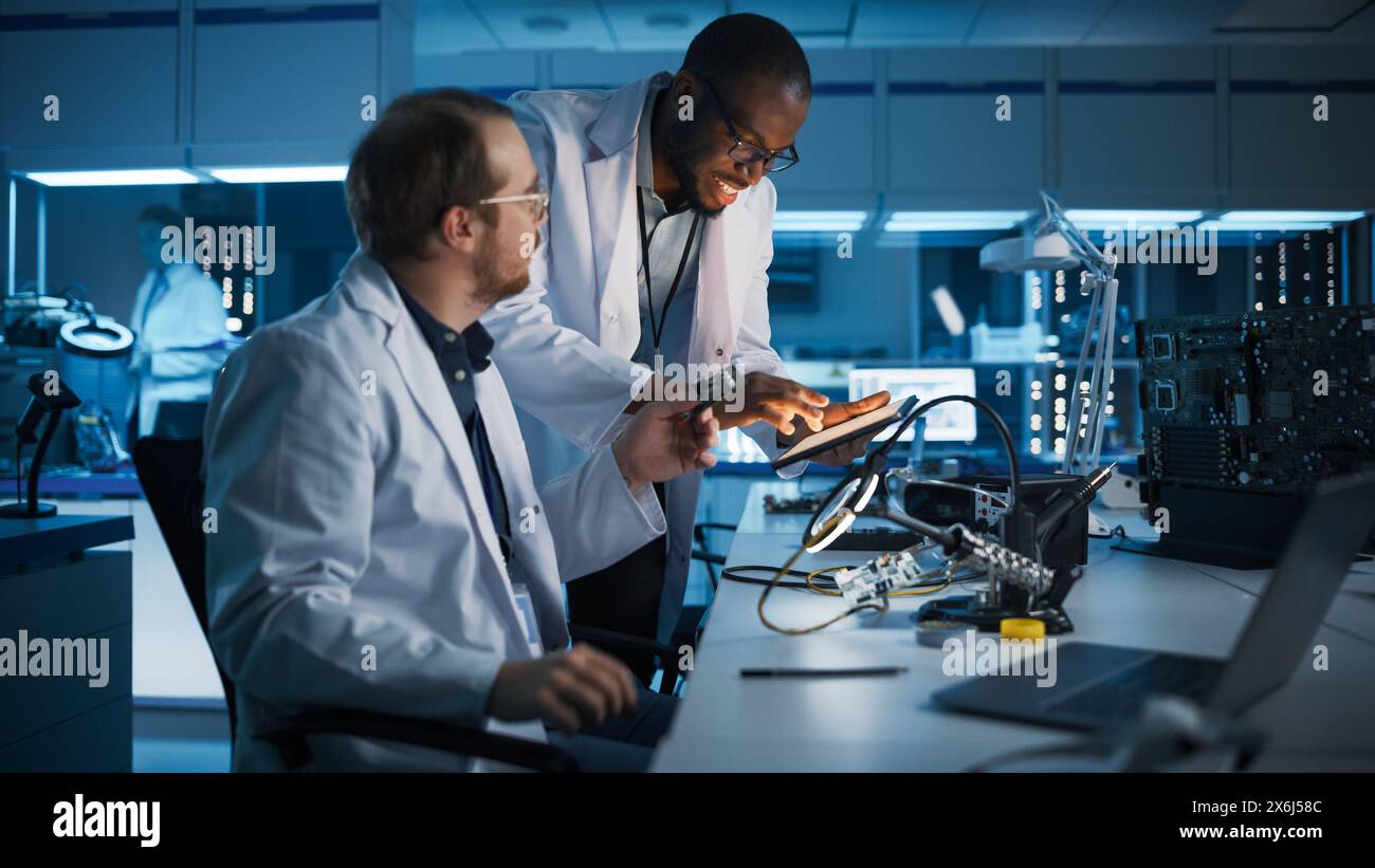 Two engineer working tablet hi-res stock photography and images - Alamy