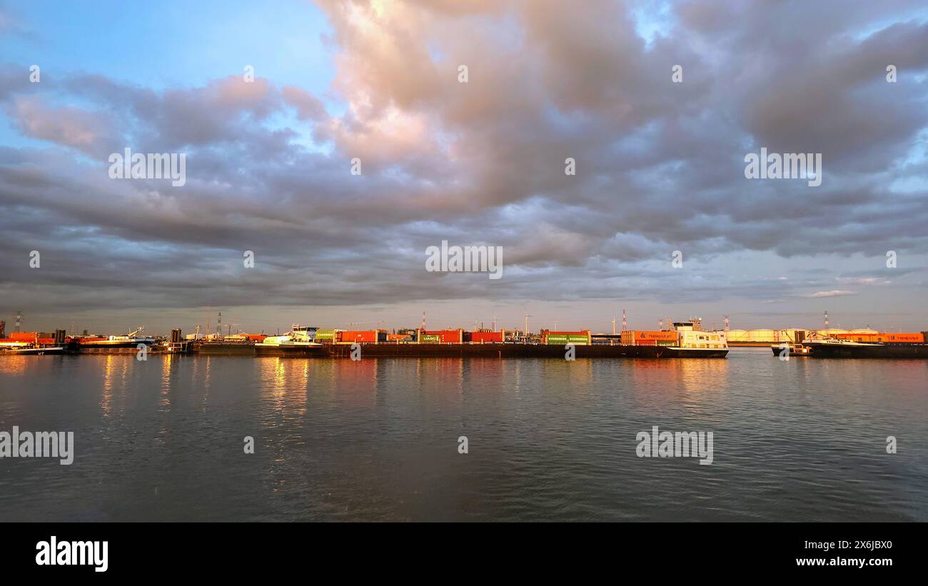 Netherlands industrial waterways hi-res stock photography and images ...