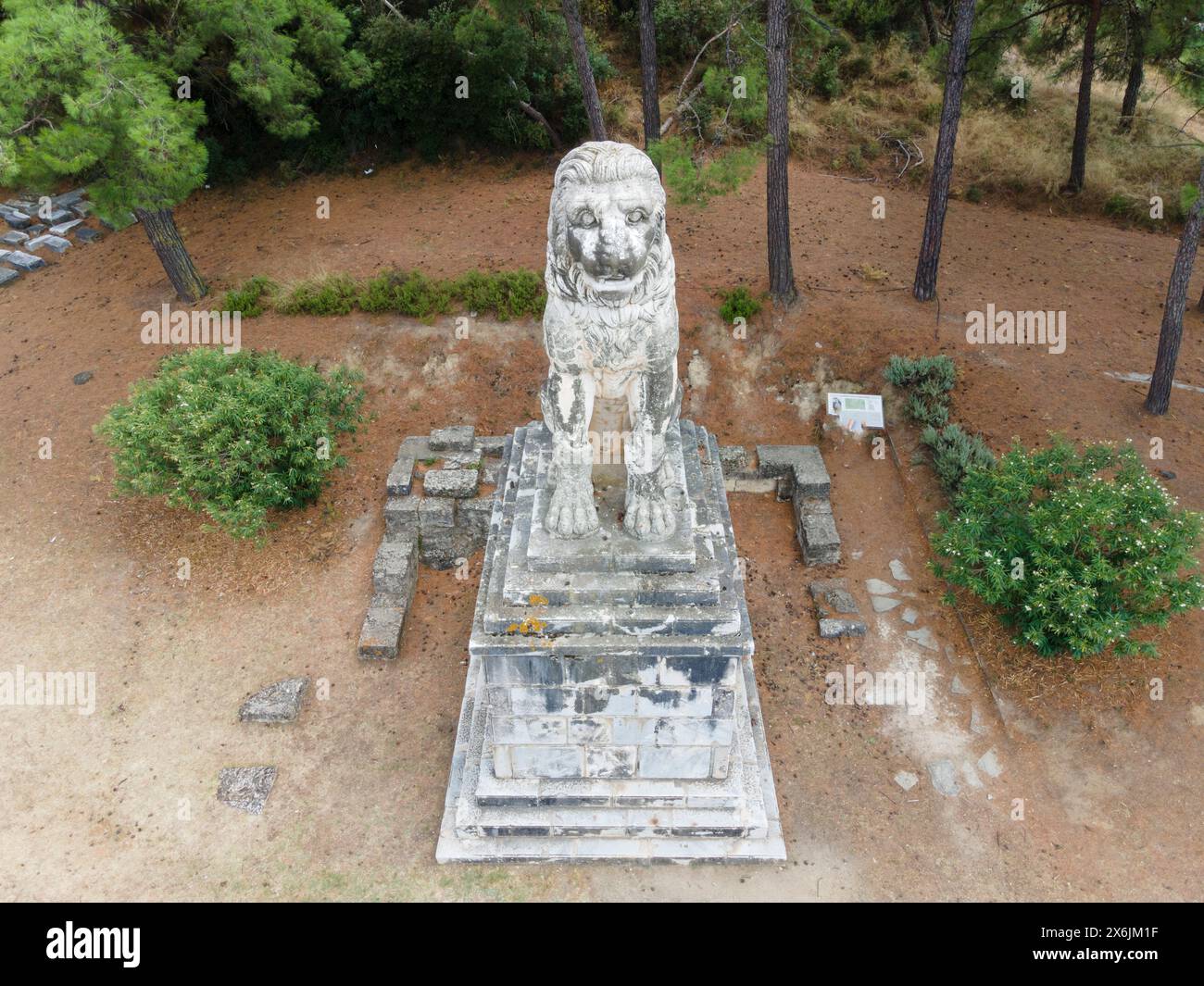 Brass lion statue hi-res stock photography and images - Alamy