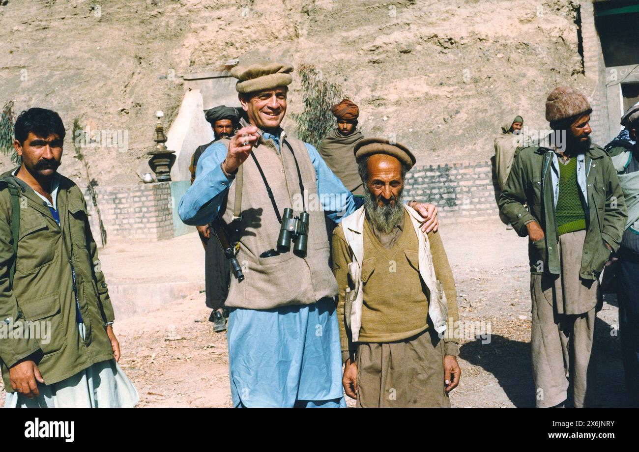 U.S. Congressmen Charlie Wilson, D-TX, center, wearing traditional Afghan clothing and armed with AKS-74U automatic rifle poses with the local Afghan mujahideen, October 19, 2008 in Afghanistan. Wilson is known for leading Congress into supporting arming the Afghan Mujahideen during the Soviet-Afghan War. Stock Photo
