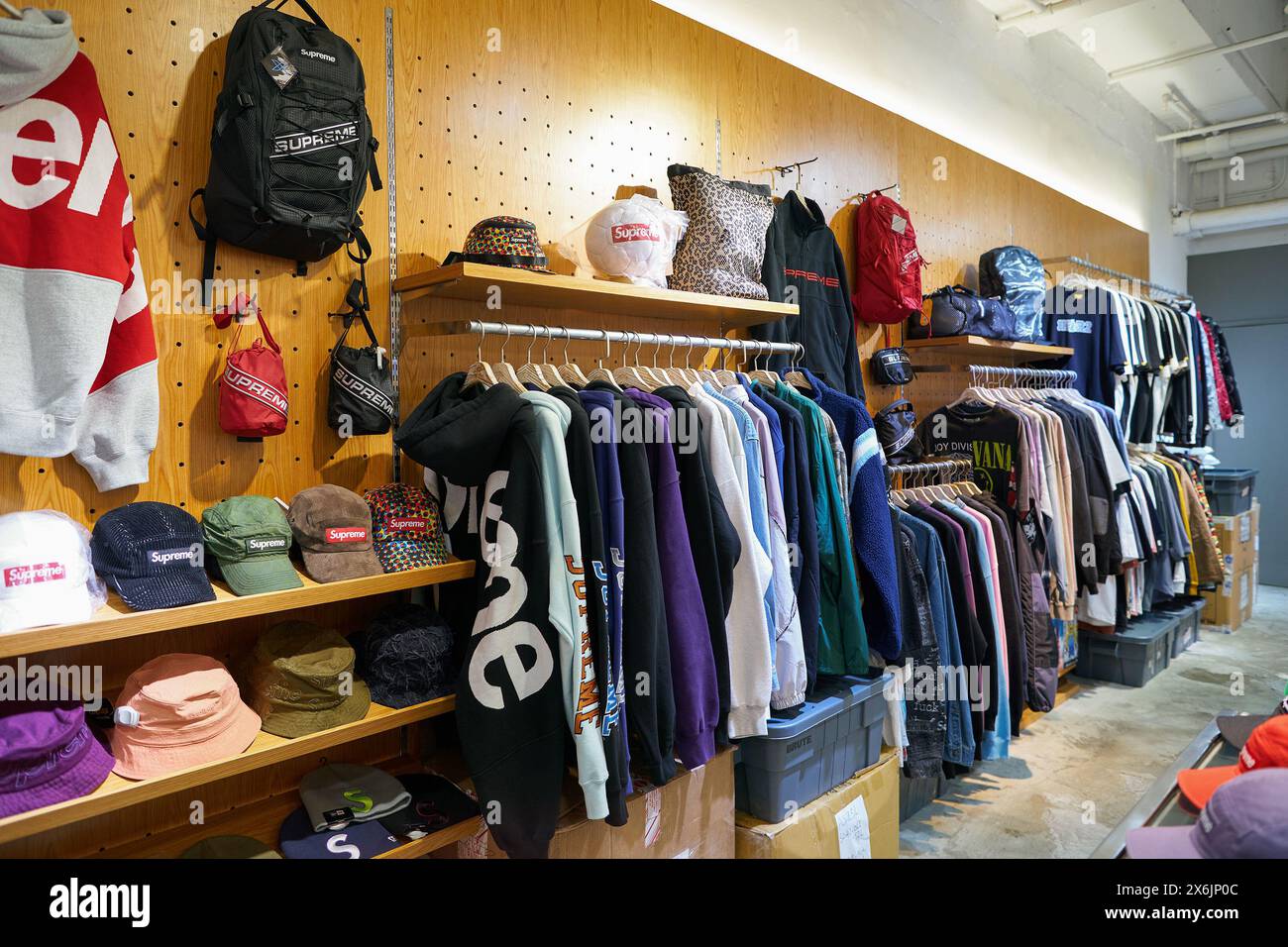 Supreme clothing shop hi res stock photography and images Alamy